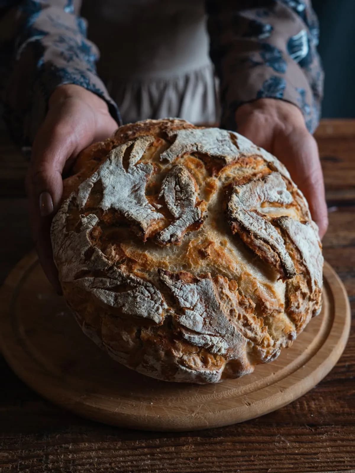 Nystekt surdeigsbrød på et trebord